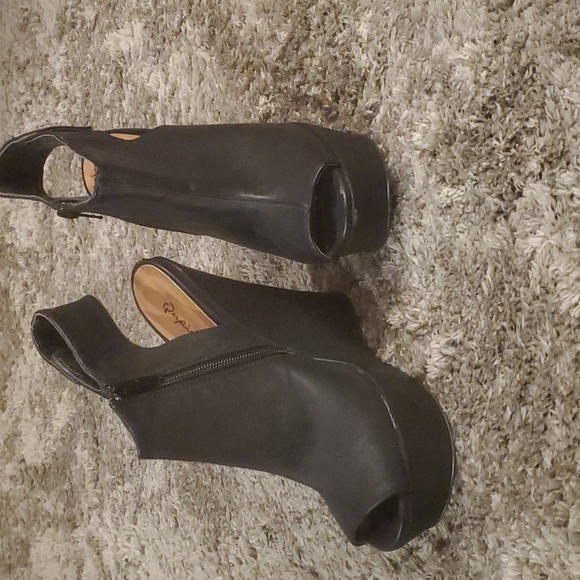 Heels - Picture 3 of 4